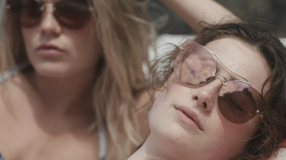 《MIU MIU眼镜》：带有清新初夏气味的宣传片