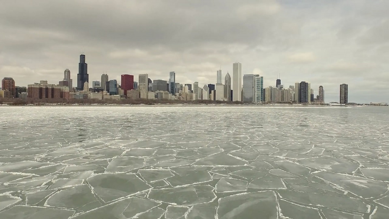 《密歇根湖冷冻》飞过芝加哥的冷冻海滩