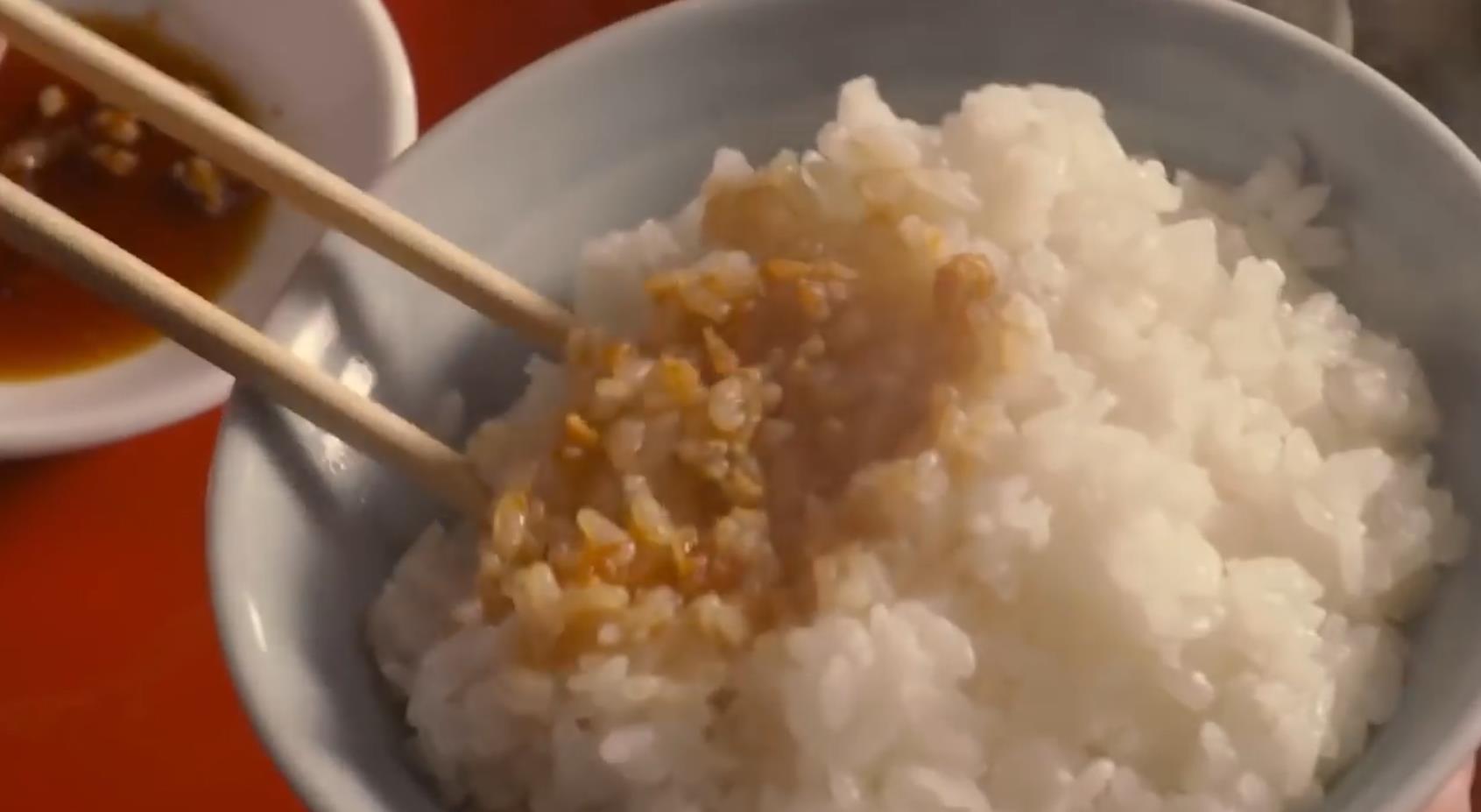 【日本】小栗旬教大家如何以最美味方法吃燒賣配白飯.mp4