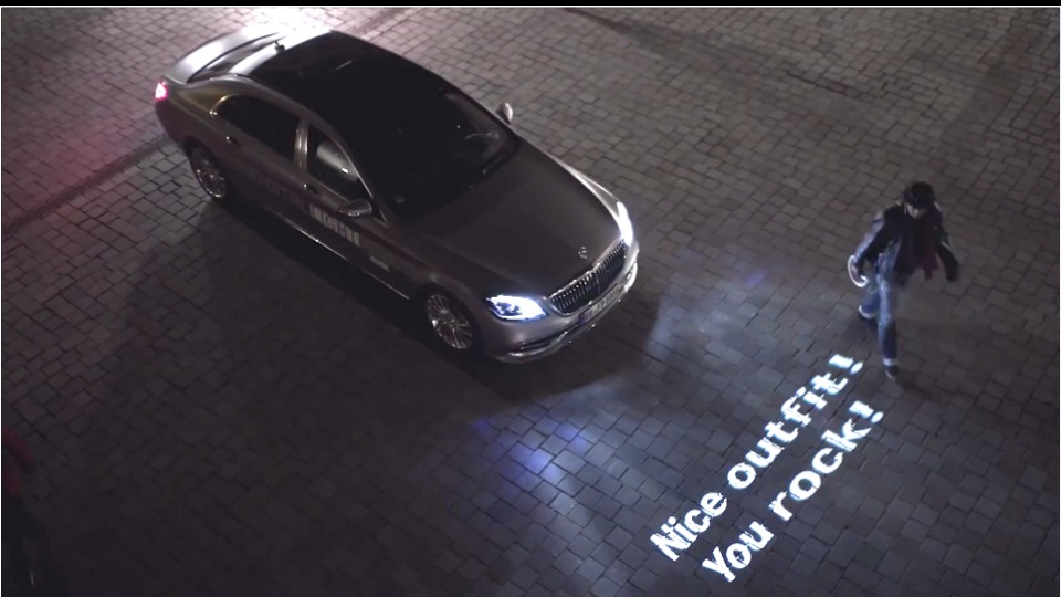 车灯能照出字幕和动画，马路成了露天显示屏
