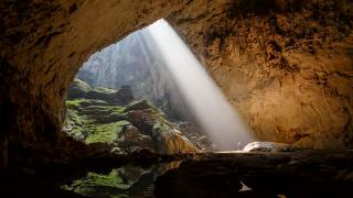 《洞之旅行》通过地面和空中世界最大的洞穴