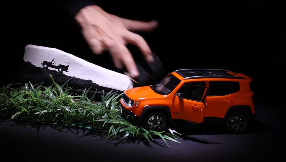 Jeep自由侠：一场手指滑板与橙色钢铁的犀利对决