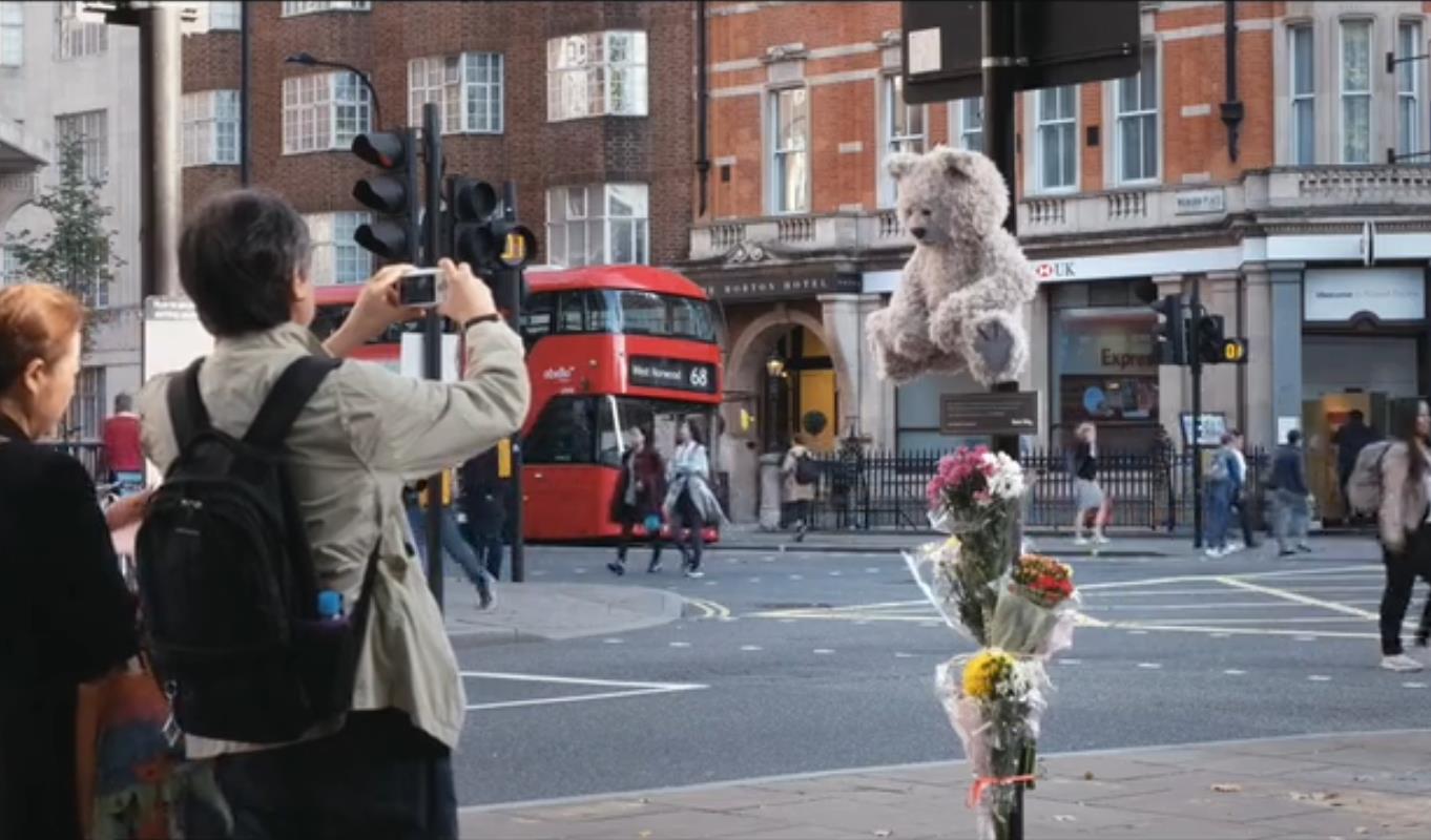 直面空气污染，“会咳嗽”的Toby熊在伦敦街头引起围观