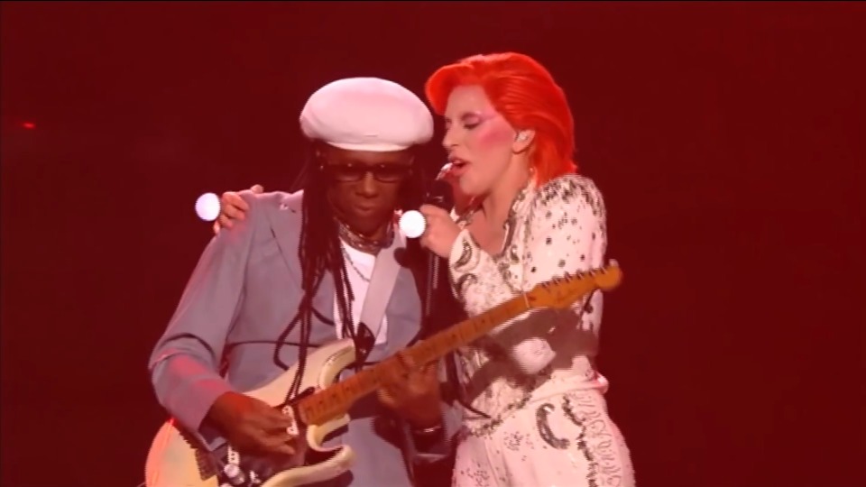 浅井 宣通- Lady Gaga hedret David Bowie under Grammy Awards
